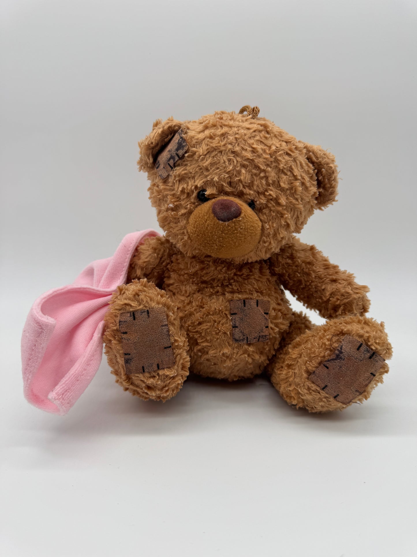 Teddybär mit Tuch verletzt