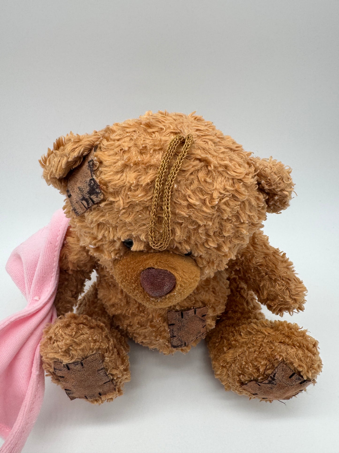 Teddybär mit Tuch verletzt